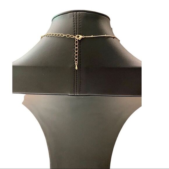 Beautiful Green Flower Necklace on a delicate gold toned chain. - Picture 4 of 5